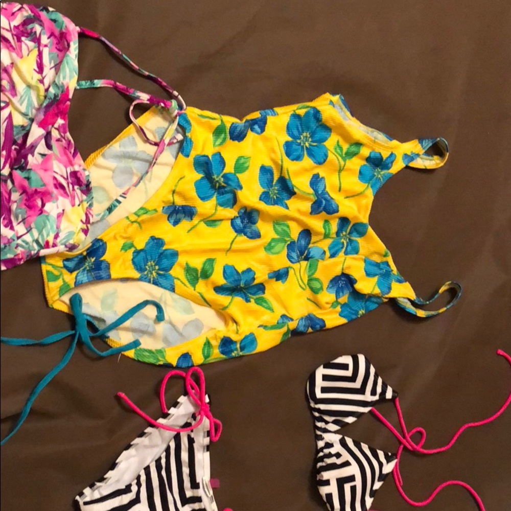 Bathing suits - Picture 6 of 7
